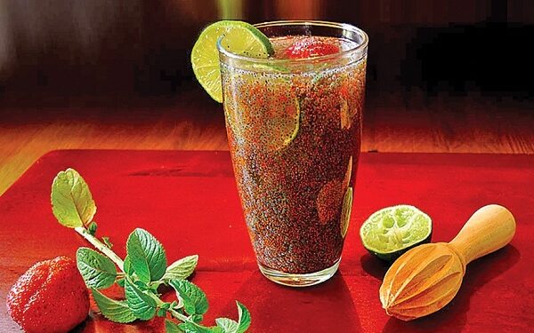 هر روز تابستان 1 تا 2 لیوان آب همراه این دانه های ریز مصرف کنید؛ حالتان جا می آید