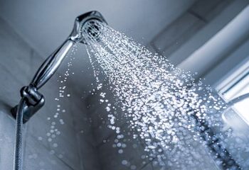 ۱۳ اشتباه کُشنده که نباید در حمام مرتکب شوید