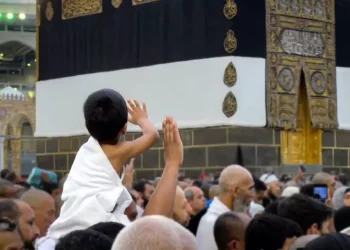 تصاویری متفاوت از حضور کودکان و نوجوانان در طواف خانه خدا