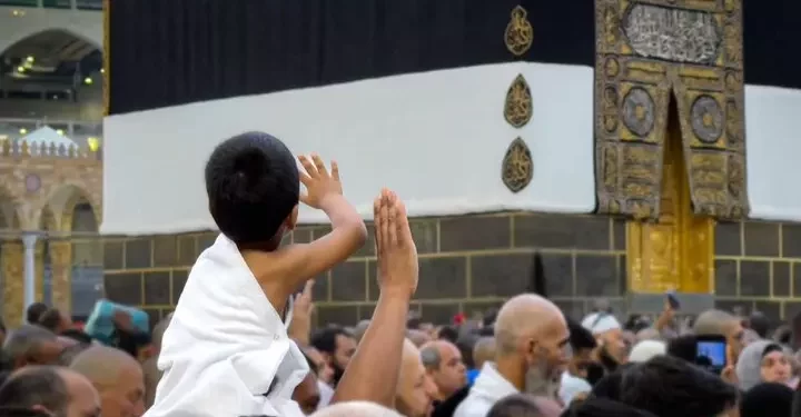 تصاویری متفاوت از حضور کودکان و نوجوانان در طواف خانه خدا